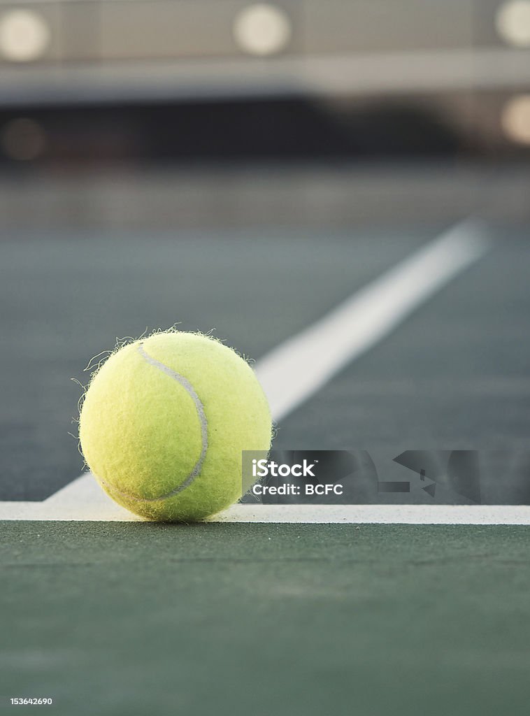 Tennis Ball auf Grundwerte der court - Lizenzfrei Aufschlagen - Sport Stock-Foto