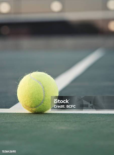 Tennis Ball Auf Grundwerte Der Court Stockfoto und mehr Bilder von Aufschlagen - Sport - Aufschlagen - Sport, Einzellinie, Fotografie