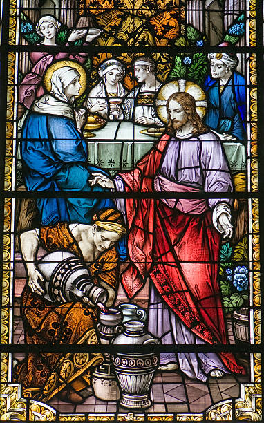 jesus transformar água em vinho - stained glass jesus christ water wine - fotografias e filmes do acervo