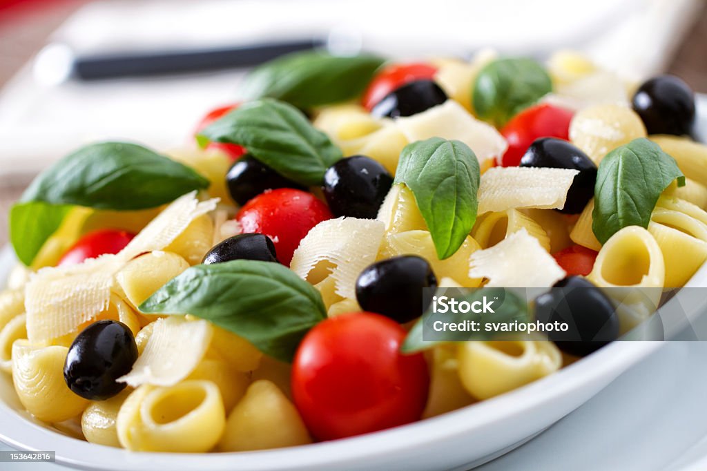 Pâtes aux tomates fraîches et aux olives - Photo de Aliment libre de droits