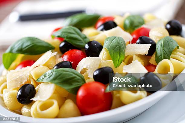 Photo libre de droit de Pâtes Aux Tomates Fraîches Et Aux Olives banque d'images et plus d'images libres de droit de Aliment - Aliment, Aliments et boissons, Assiette