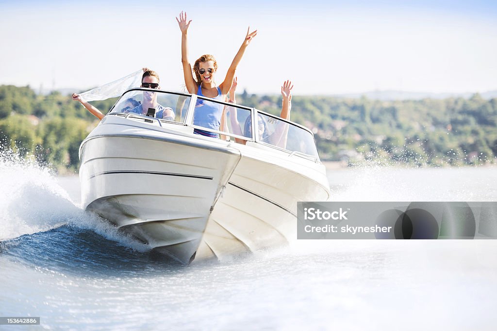 Radosny Młodzi ludzie jazdy w Ślizgacz - Zbiór zdjęć royalty-free (Transport morski)