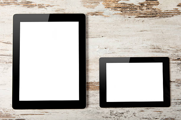 big une tablette avec écran isolé et minibar - newspaper digital tablet digitally generated image note pad photos et images de collection