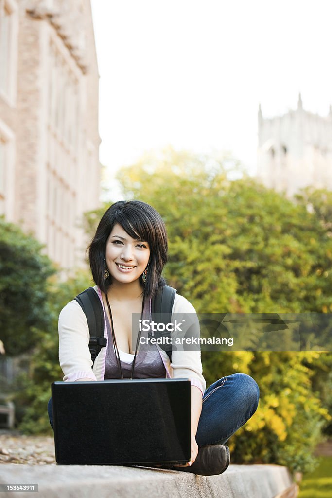 Étudiant universitaire race mixte avec ordinateur portable - Photo de Adolescence libre de droits
