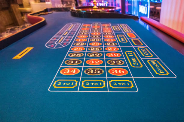 casinò gioco d'azzardo blackjack e tavolo da roulette in attesa di giocatori d'azzardo e turisti per spendere soldi - gamblers foto e immagini stock