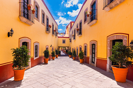 Zacatecas, México, coloridas calles coloniales de la ciudad vieja en el centro histórico cerca de la catedral central photo