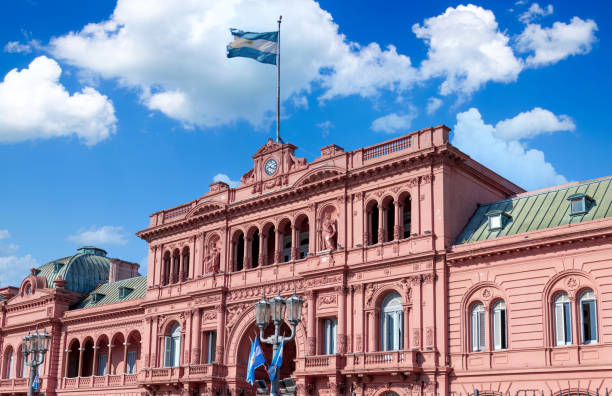 casa rosada, office of the president of argentina located on landmark historic plaza de mayo - buenos aires stockfoto's en -beelden