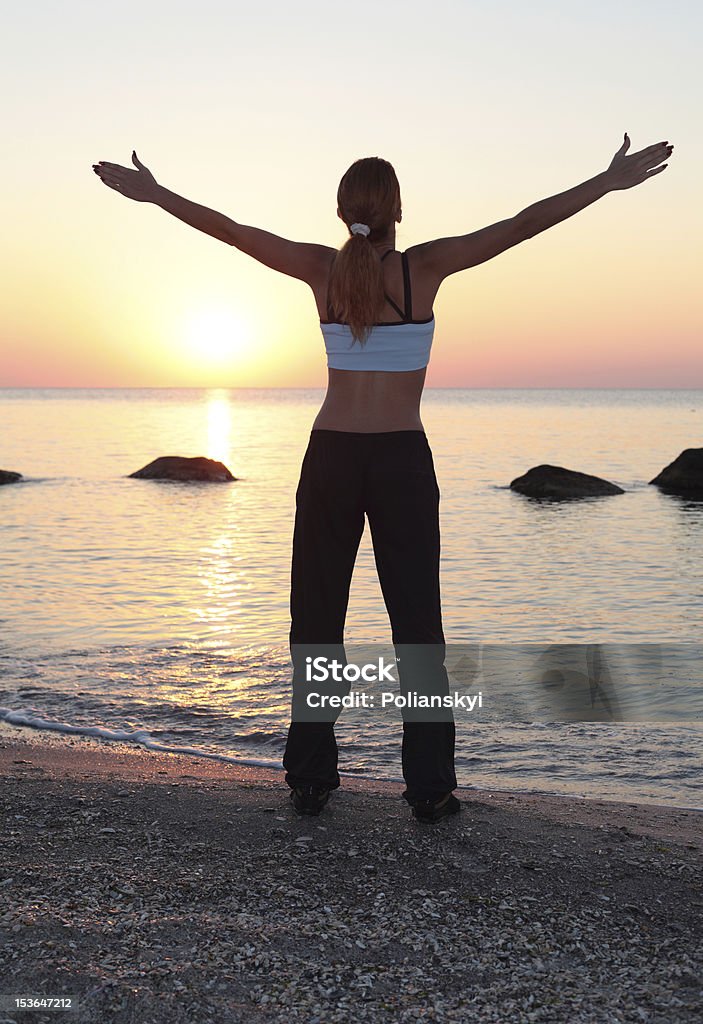 Joven hermosa mujer en el gimnasio en el mar y playa - Foto de stock de Actividad libre de derechos