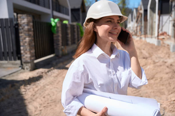 paesaggista donna allegra che parla al telefono - vehicle interior construction blueprint plan foto e immagini stock