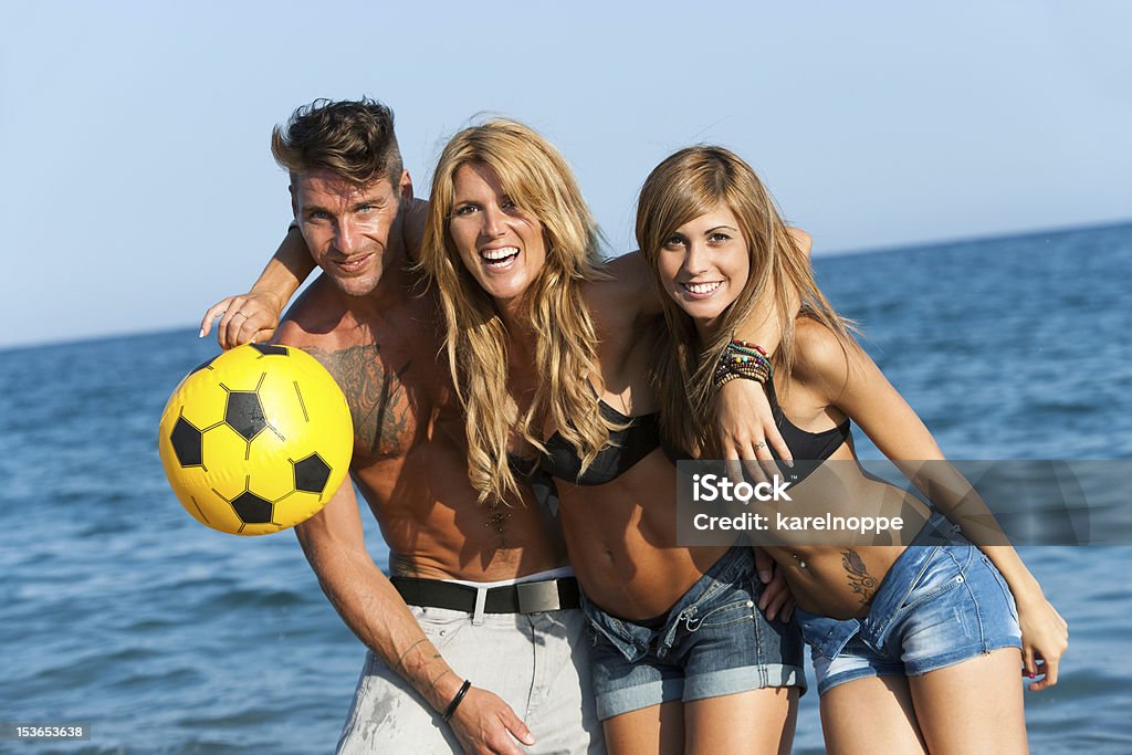 Портрет трех красивый друзей на пляже. - Стоковые фото Американский футбол роялти-фри