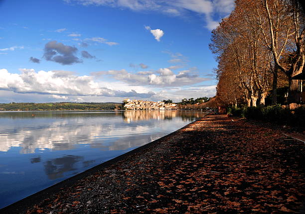 bracciano lago de otoño - bracciano fotografías e imágenes de stock