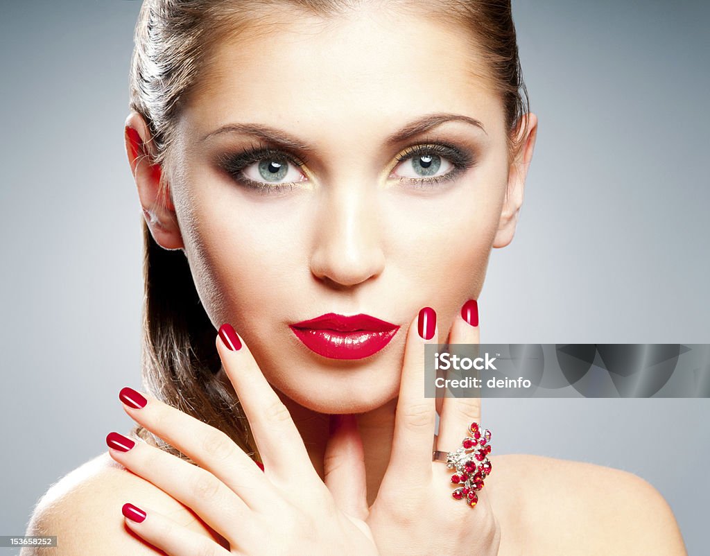 Frau mit roten Lippen und Nägel - Lizenzfrei Attraktive Frau Stock-Foto