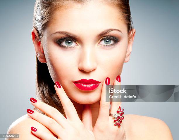 Mujer Con Labios Rojos Y Clavos Foto de stock y más banco de imágenes de Adulto - Adulto, Adulto joven, Anillo - Joya