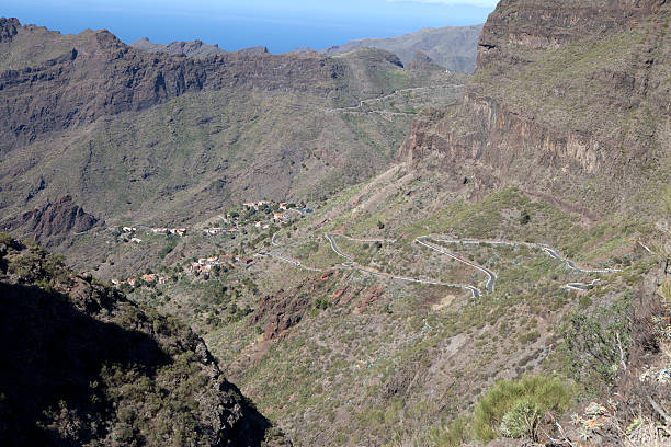 strada di montagna - twisty road chewing tenerife foto e immagini stock