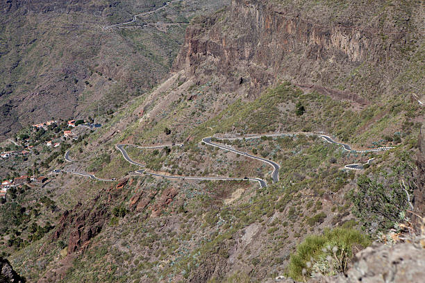 estrada de montanha - twisty road chewing tenerife - fotografias e filmes do acervo