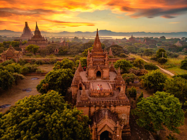 bagan мьянма, воздушный шар во время восхода солнца над храмами и пагодами bagan мьянма, восход языческой мьянмы храм и пагода - architecture asia morning bagan стоковые фото и изображения