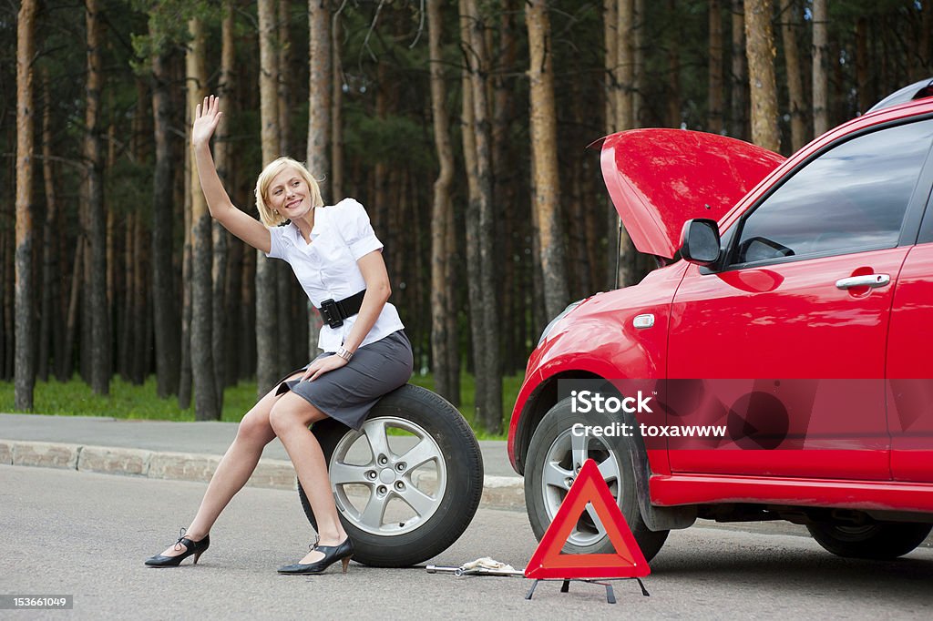 Biondo e rotto auto - Foto stock royalty-free di Donne