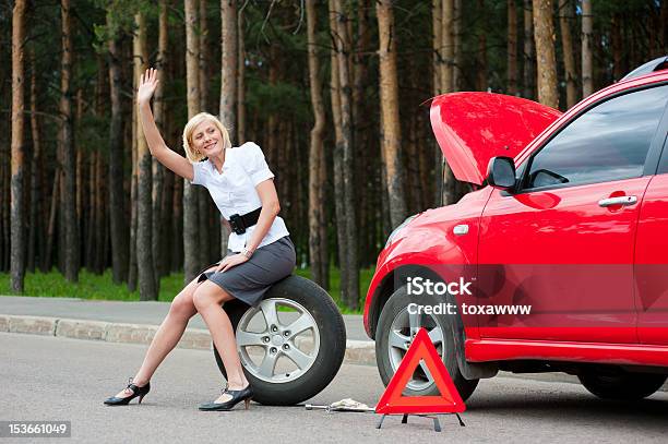 Biondo E Rotto Auto - Fotografie stock e altre immagini di Donne - Donne, Pneumatico, Solo una donna