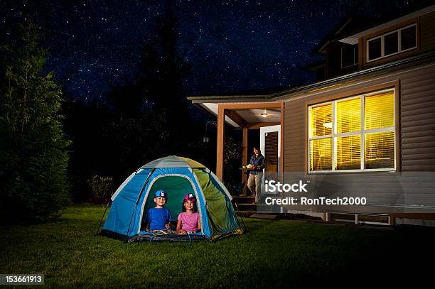 Los Niños Camping En El Patio Foto de stock y más banco de imágenes de Noche - Noche, Jardín privado, Tienda de campaña