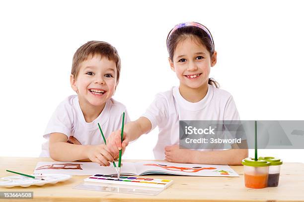 2 つの笑顔の子供で描く水彩画 - 女の子のストックフォトや画像を多数ご用意 - 女の子, 男の子, 塗る