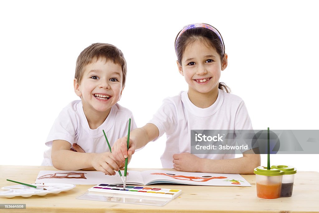 Два улыбающихся детей Возьмите образец с акварельными рисунками - Стоковые фото Девочки роялти-фри