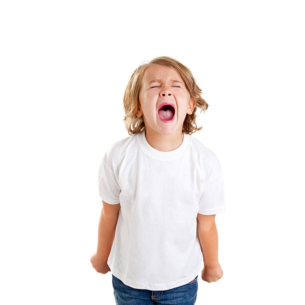 enfants kid screaming expression sur blanc - colère photos et images de collection