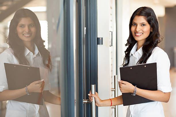 jovem trabalhador de colarinho-branco indiano escritório de abertura de porta - door office business women - fotografias e filmes do acervo