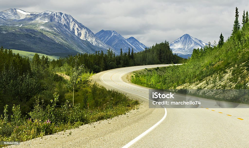 Strada asfaltata in alte montagne dell'Alaska - Foto stock royalty-free di Alaska - Stato USA