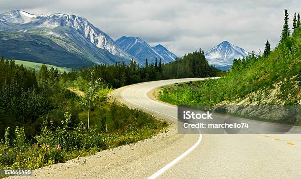 Strada Asfaltata In Alte Montagne Dellalaska - Fotografie stock e altre immagini di Alaska - Stato USA - Alaska - Stato USA, Ambientazione esterna, America del Nord