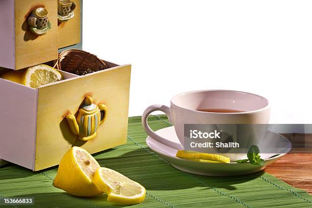 Xícara De Chá Com Limão E Armário - Fotografias de stock e mais imagens de Alimentação Saudável - Alimentação Saudável, Armário, Bebida