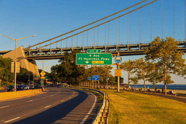 belt parkway, мост верразано-нарроуз, набережная и гавань нью-йорка, нью-йорк, сша. - new life plant image saturated color стоковые фото и изображения