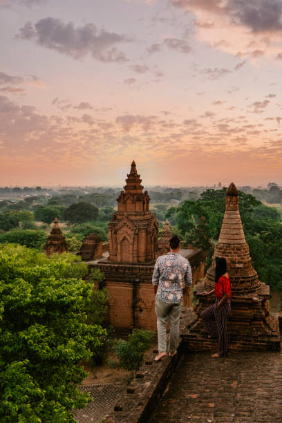 bagan myanmar, heißluftballon bei sonnenaufgang über tempeln und pagoden von bagan myanmar, sunrise pagan myanmar tempel und pagode - ancient architecture buddhism burmese culture stock-fotos und bilder