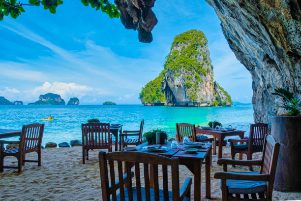 praia de railay krabi tailândia, praia tropical de railay krabi, vista aérea de drone de vista panorâmica da idílica praia de railay na tailândia com um barco longo tradicional - railay - fotografias e filmes do acervo