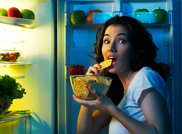geladeira com alimentos - cookie women eating beautiful - fotografias e filmes do acervo