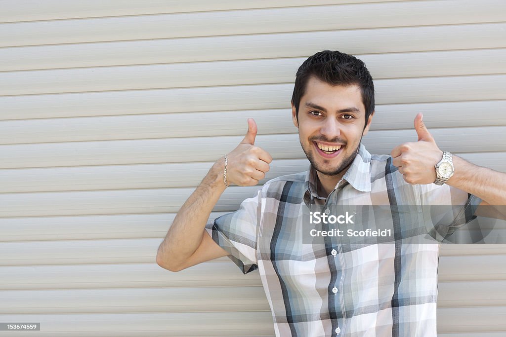 Glücklich lächelnd junger Geschäftsmann mit OK Geste - Lizenzfrei Achselhöhle Stock-Foto