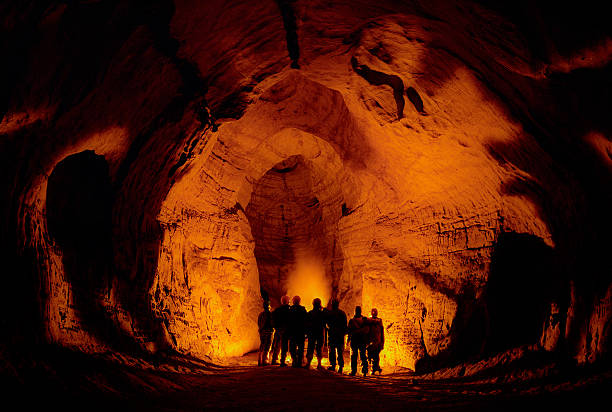 in einer höhle. - spelunking stock-fotos und bilder