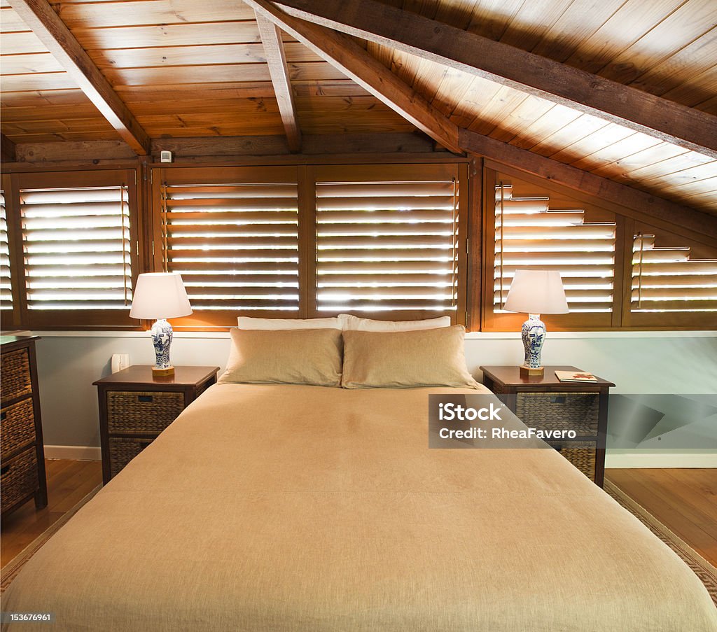 Master camera da letto in legno - Foto stock royalty-free di Ambientazione interna