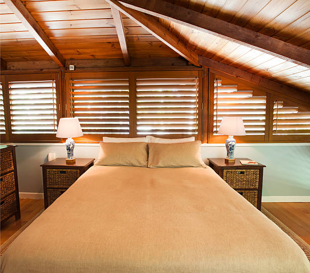 木製のマスターベッドルーム - bedroom authority bed contemporary ストックフォトと画像
