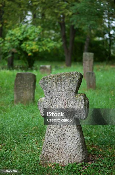 Photo libre de droit de Vieux Cimetière banque d'images et plus d'images libres de droit de Antique - Antique, Arbre, Chagrin