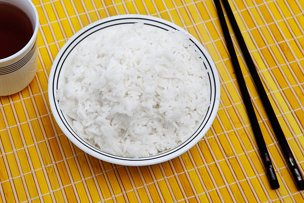 Disposición de la mesa con arroz, té y costillas barras - foto de stock