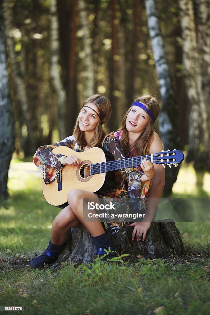 Hipis dziewczyny z Gitara siedząca na kikut - Zbiór zdjęć royalty-free (Adolescencja)