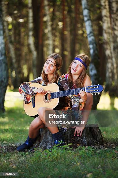 Hipis Dziewczyny Z Gitara Siedząca Na Kikut - zdjęcia stockowe i więcej obrazów Adolescencja - Adolescencja, Codzienne ubranie, Dorosły