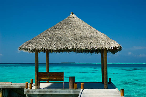 오두막 인도양이 내려다 - hut maldives beach hut jetty 뉴스 사진 이미지