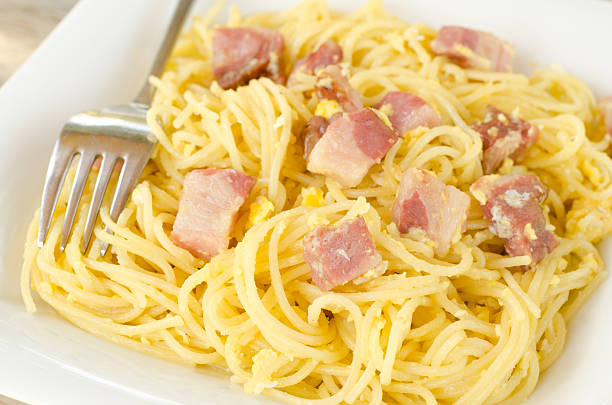 спагетти карбонара alla - lard close up pasta eggs стоковые фото и изображения