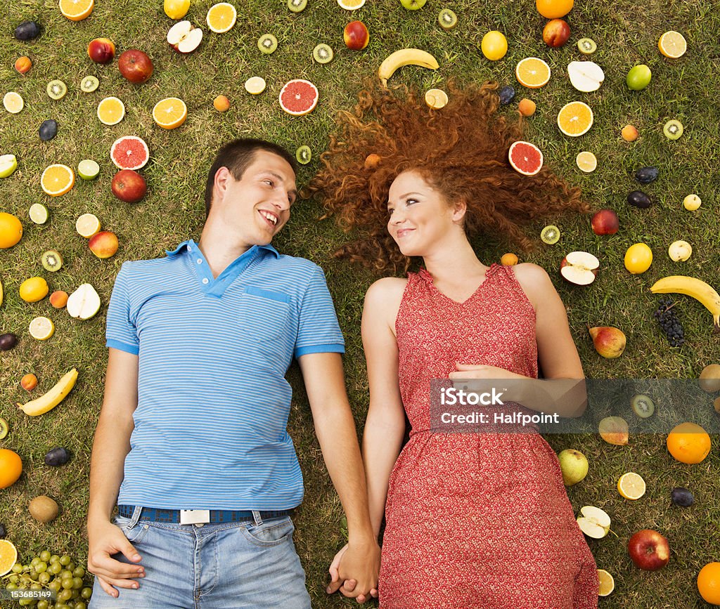 Coppia con frutta - Foto stock royalty-free di Adolescente