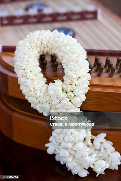 Photo libre de droit de Jasmine De Garland banque d'images et plus d'images libres de droit de Collier de fleurs - Collier de fleurs, Couronne florale, D'autrefois