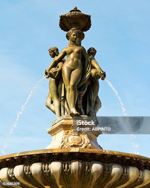 Photo libre de droit de Palais De La Bourse Statue banque d'images et plus d'images libres de droit de Bordeaux - Bordeaux, Bourse de Paris, Devant