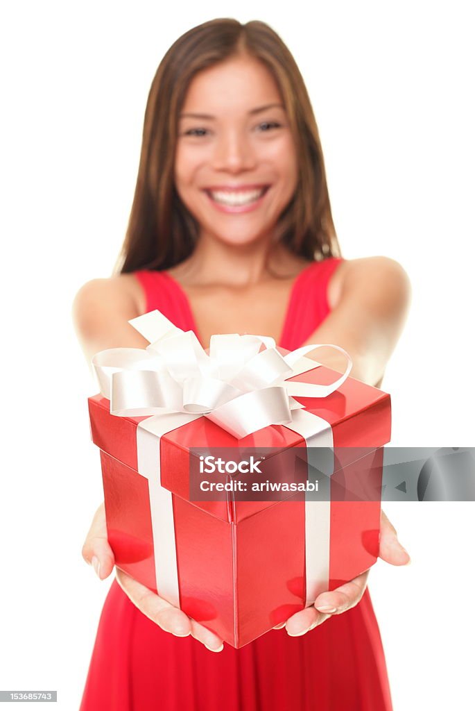 Valentines mujer sonriente sostiene de regalos - Foto de stock de 18-19 años libre de derechos