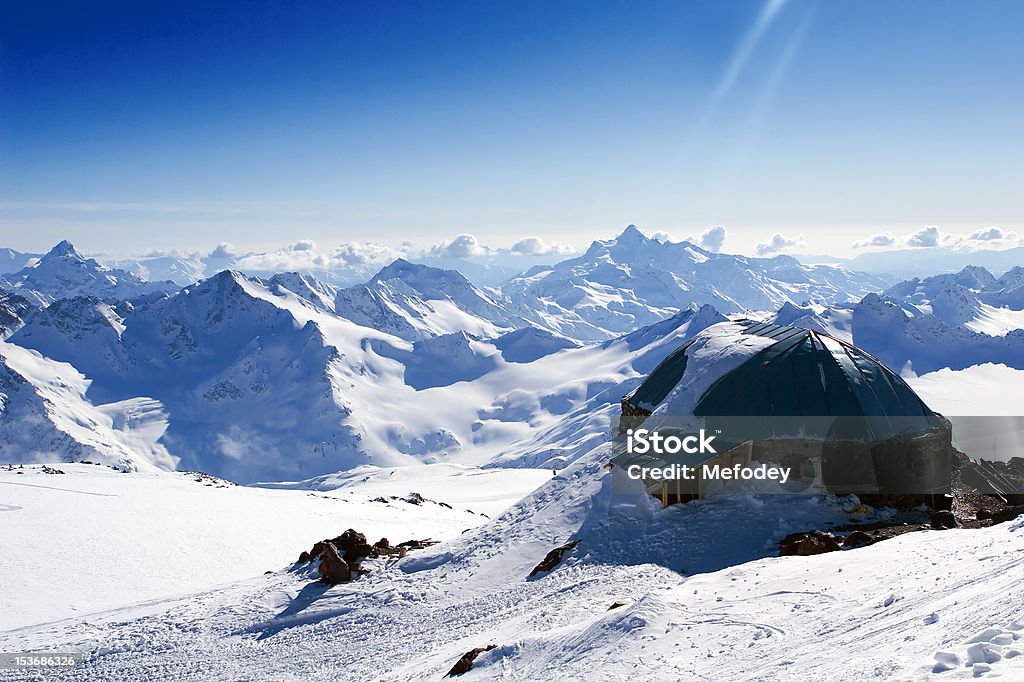 Hut en las montañas - Foto de stock de Aislado libre de derechos