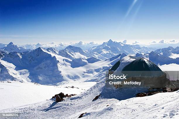 Hut En Las Montañas Foto de stock y más banco de imágenes de Aislado - Aislado, Alpes Europeos, Azul